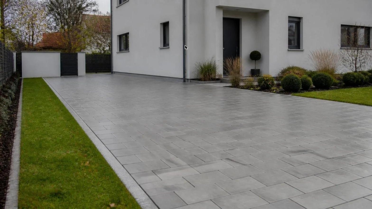 Fertige Pflastereinfahrt mit Granit-Einfassung und Rasenkante